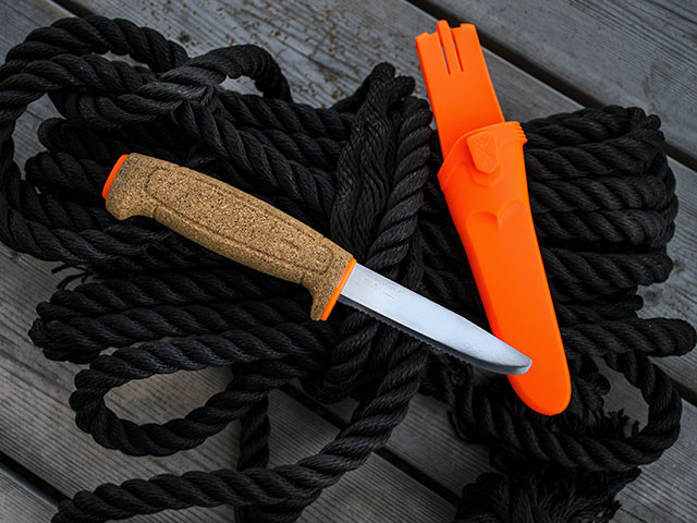 Нож Morakniv Floating Serrated Knife, нержавеющая сталь, пробковая ручка, оранжевый. 13131